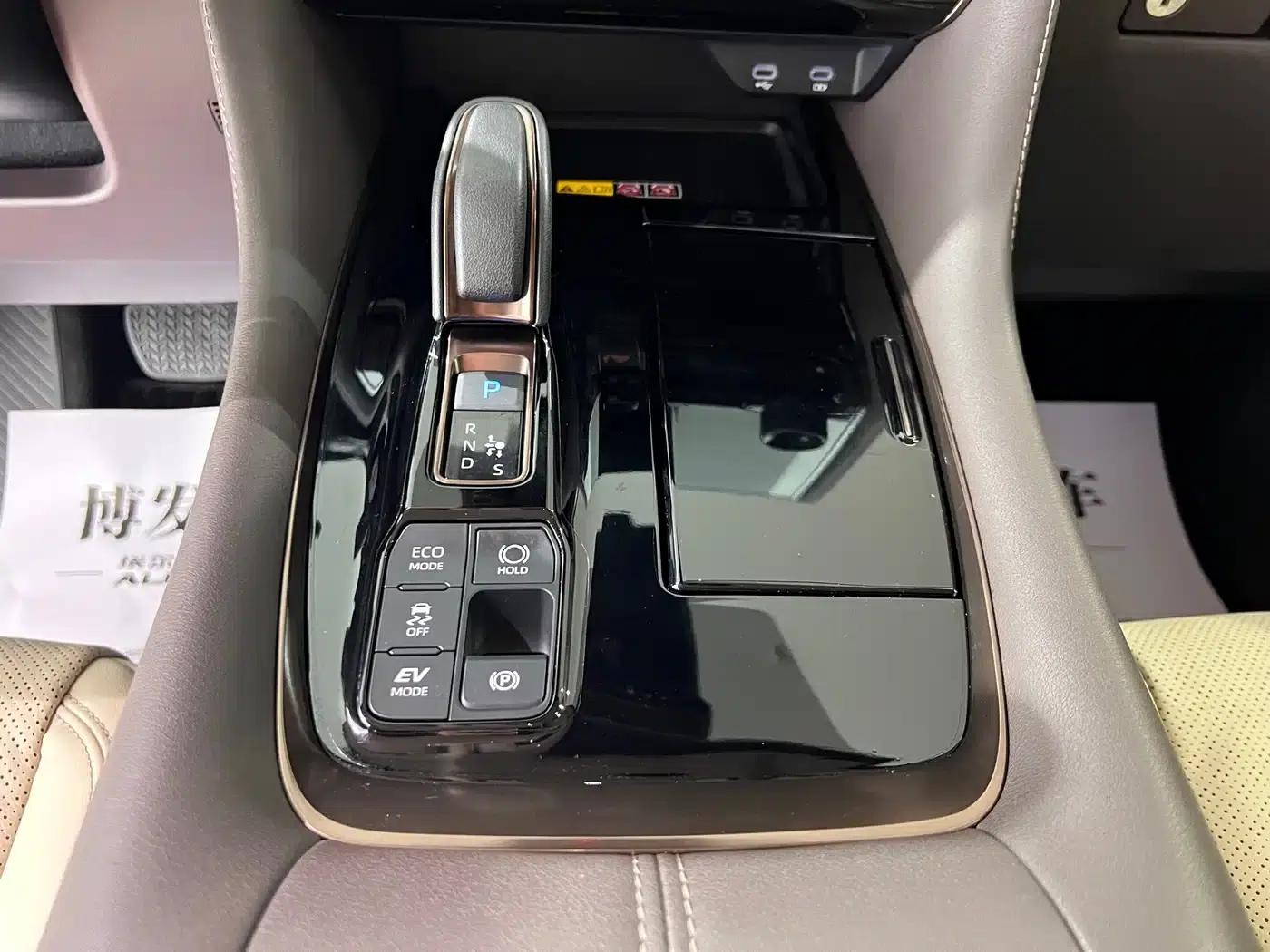 2024 Alphard Crown Hybrid 2.5L Supreme Edition — миниатюра 26