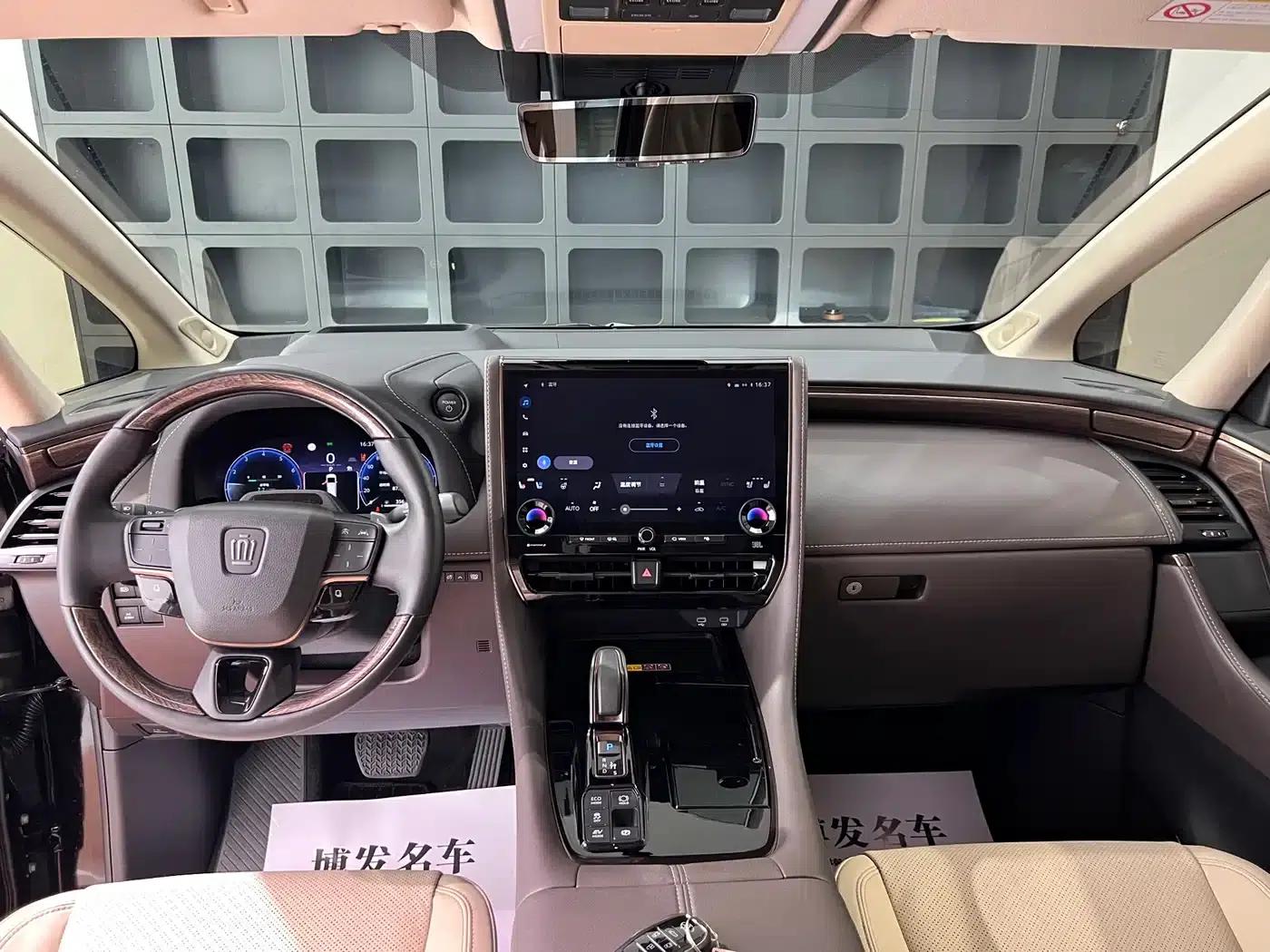 2024 Alphard Crown Hybrid 2.5L Supreme Edition — миниатюра 28