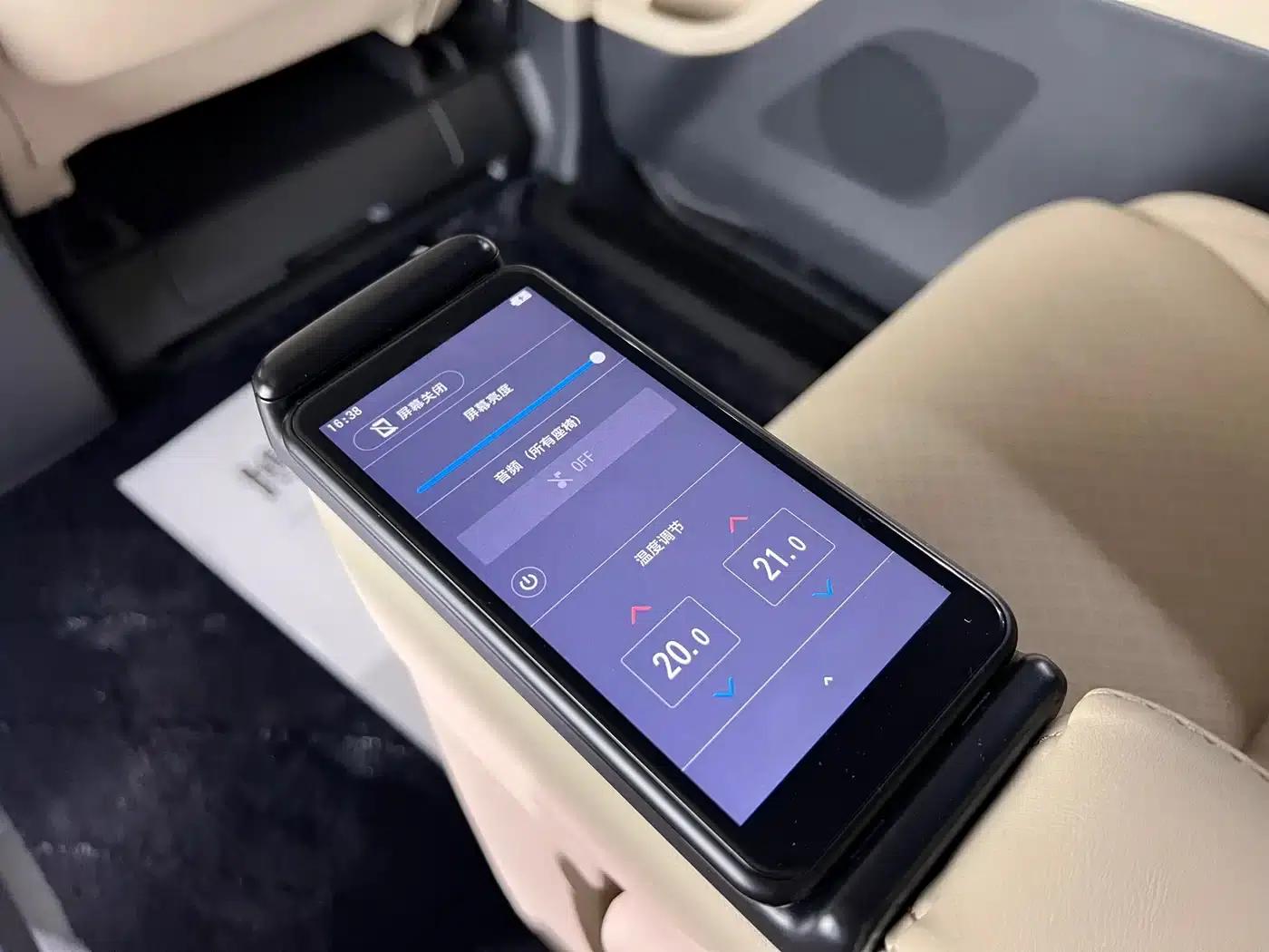2024 Alphard Crown Hybrid 2.5L Supreme Edition — миниатюра 32