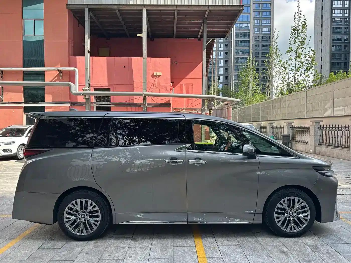 2024 Alphard Crown Hybrid 2.5L Supreme Executive Edition — миниатюра 12