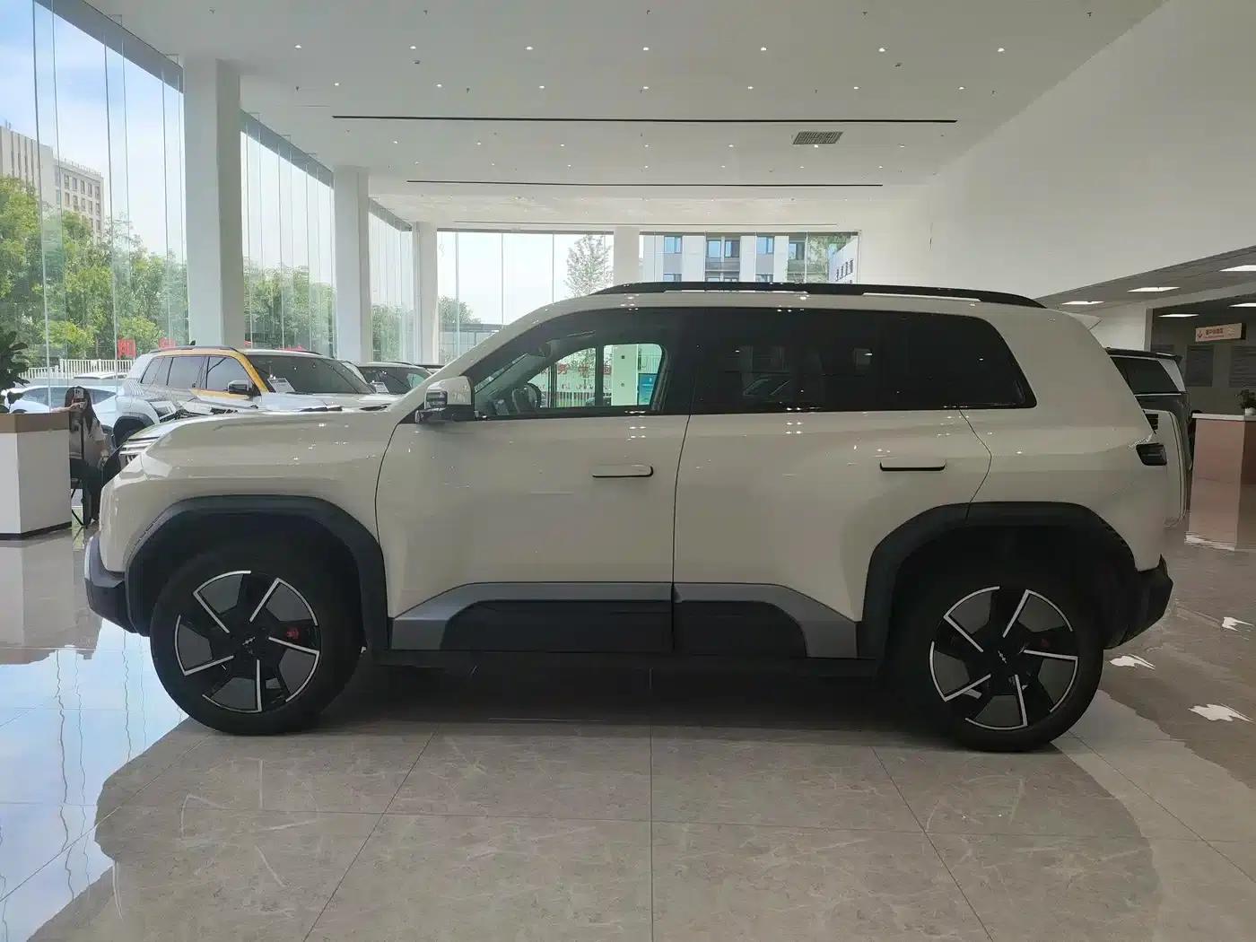Titanium 3 2025 Model 501KM AWD Ultra Edition — миниатюра 8