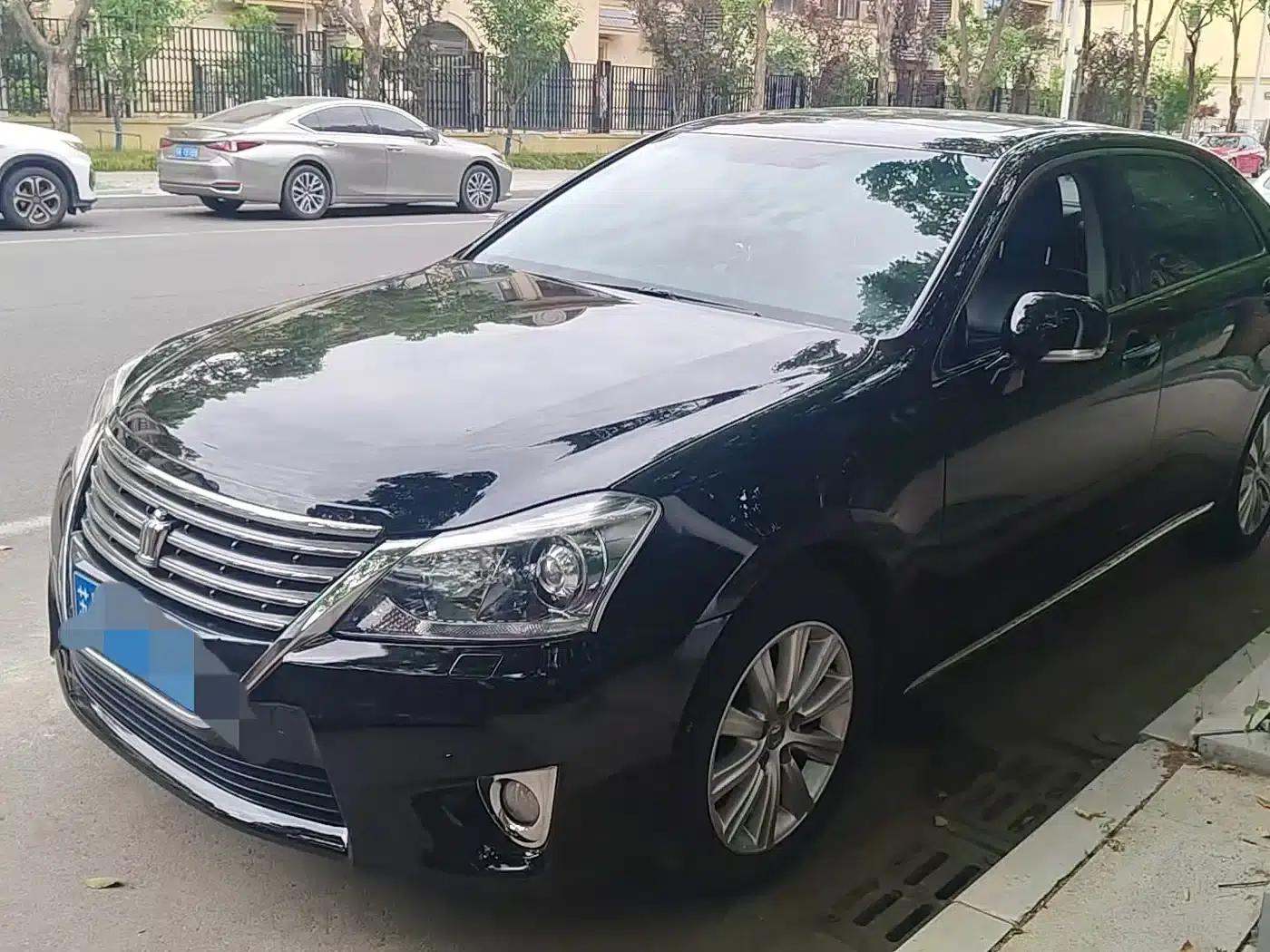 Crown 2012 2.5L Royal Navigation Edition — миниатюра 1