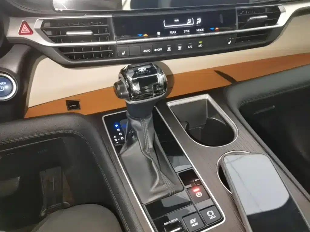 2023 Grevia 2.5L Hybrid Premium Plus Edition — миниатюра 14