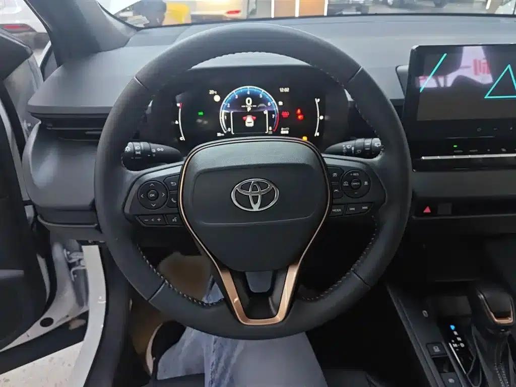 2026 Toyota Land Cruiser 2.0L CVT Comfort Edition — миниатюра 3