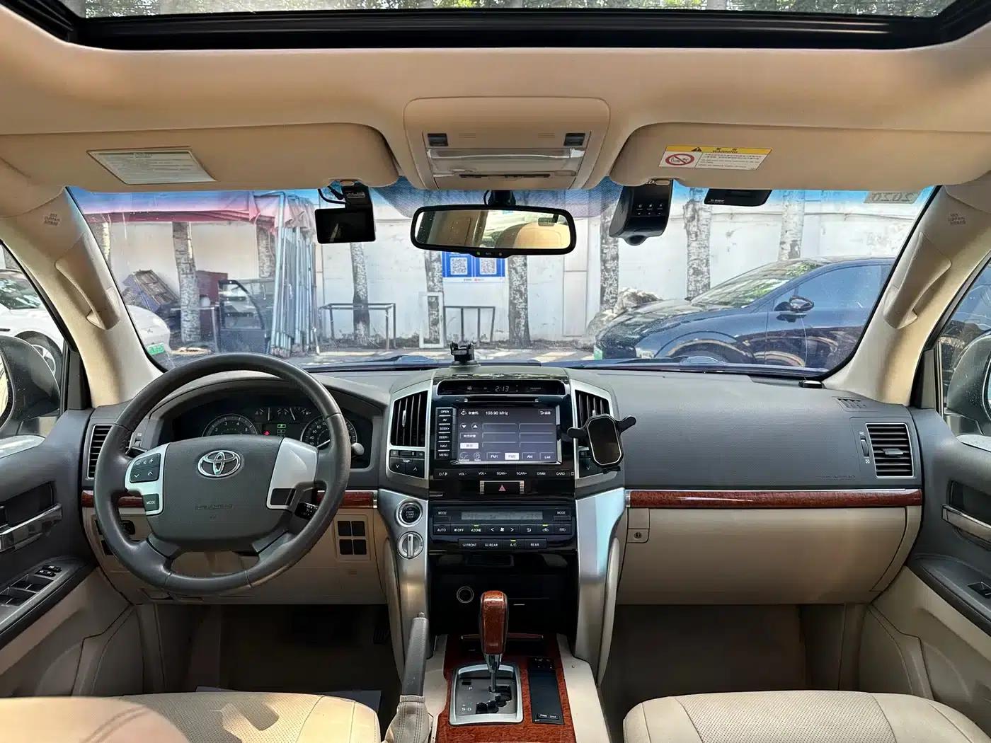 2012 Land Cruiser 4.0L Automatic VX — миниатюра 15