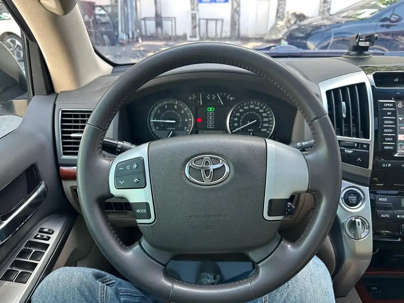 2012 Land Cruiser 4.0L Automatic VX — миниатюра 18