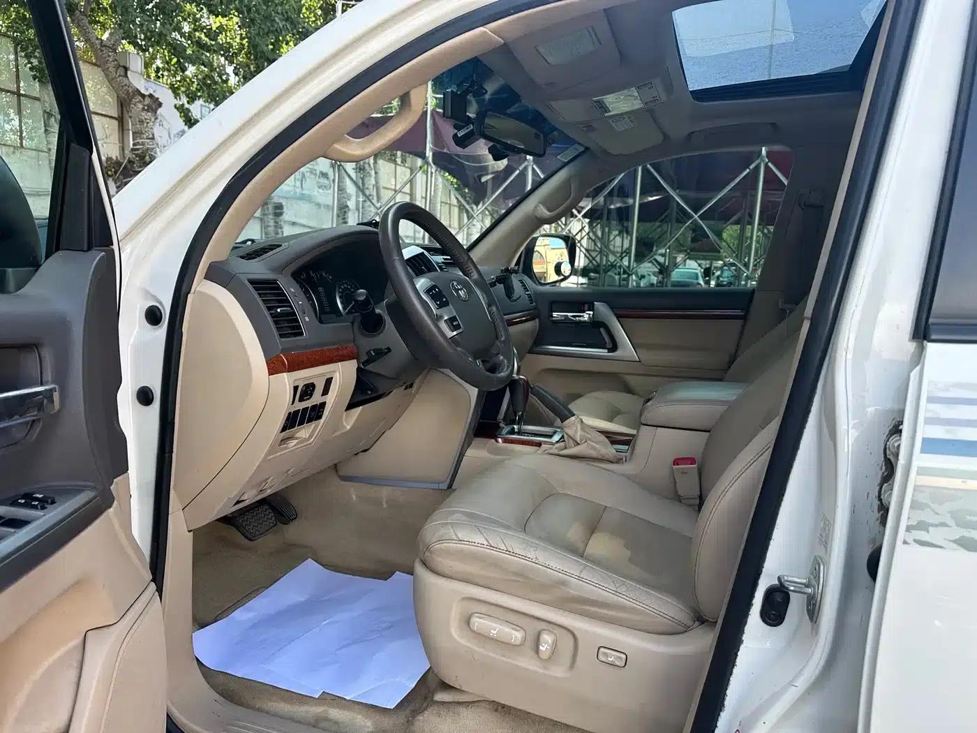 2012 Land Cruiser 4.0L Automatic VX — миниатюра 8