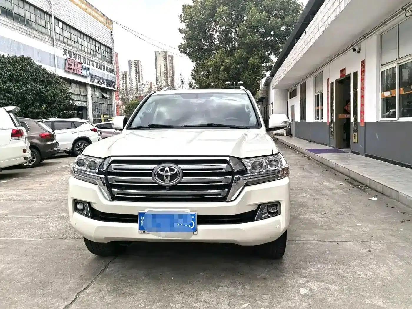 2018 Land Cruiser (Imported) 4.0L Middle East Edition — миниатюра 3
