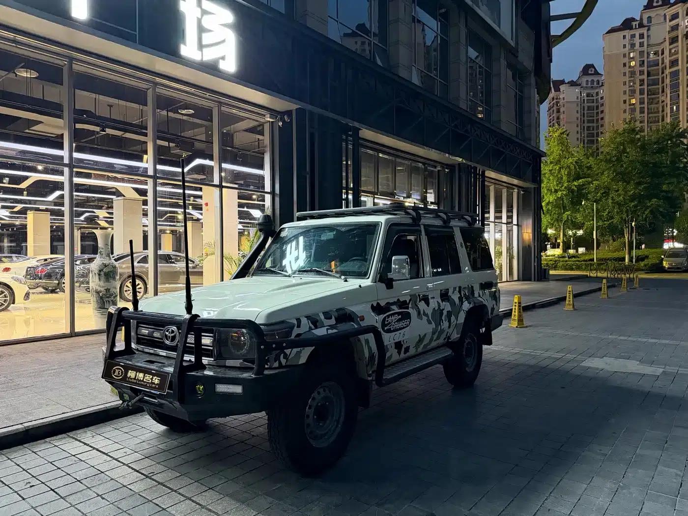 2019 Land Cruiser (Imported) 4.0L Automatic — миниатюра 1