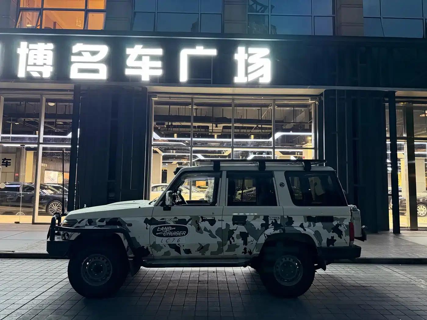 2019 Land Cruiser (Imported) 4.0L Automatic — миниатюра 3