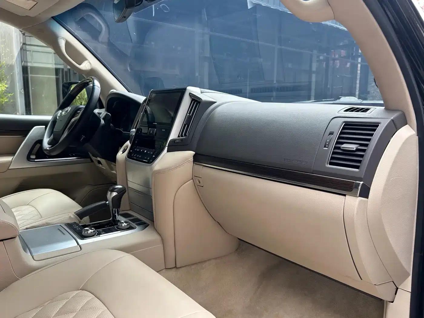 2020 Land Cruiser (Imported) 5.7L Middle East Edition — миниатюра 12