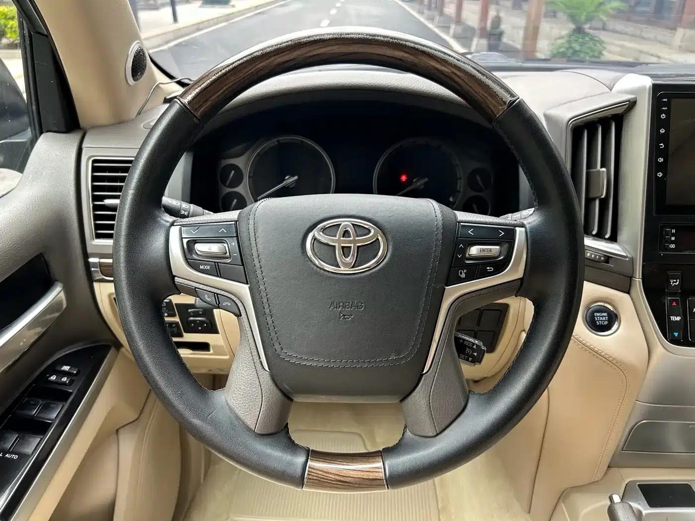2020 Land Cruiser (Imported) 5.7L Middle East Edition — миниатюра 8