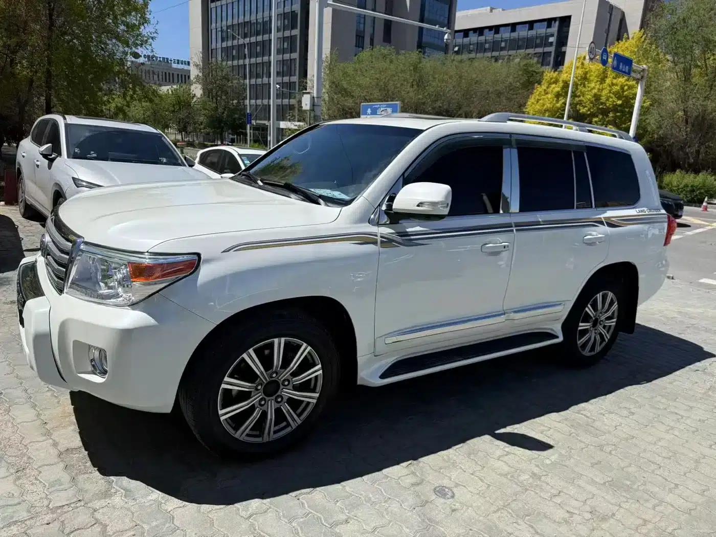 2016 Land Cruiser (Imported) 4.0L Middle East Edition — миниатюра 2