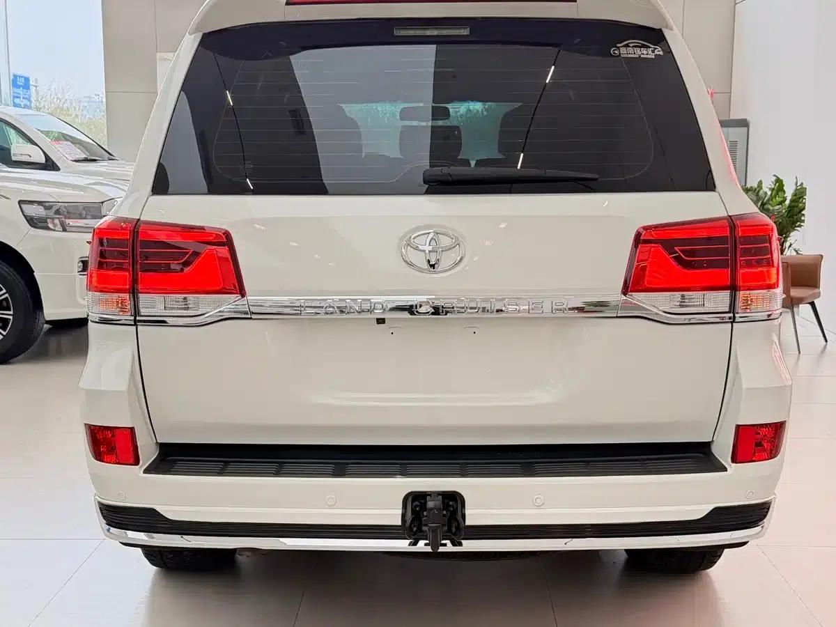 2015 Imported Land Cruiser 4.0L V6 Middle East Base Model — миниатюра 11