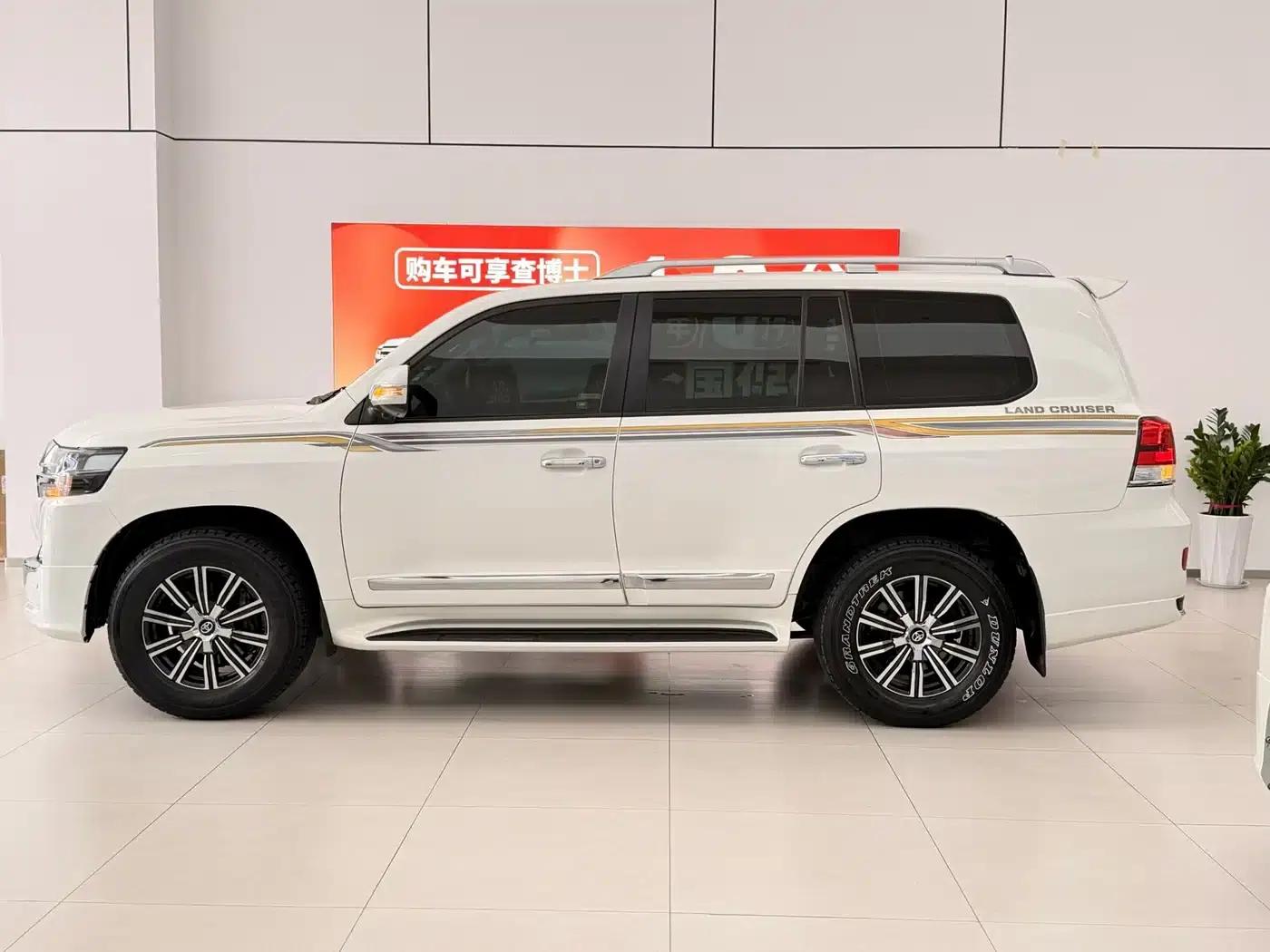 2015 Imported Land Cruiser 4.0L V6 Middle East Base Model — миниатюра 10