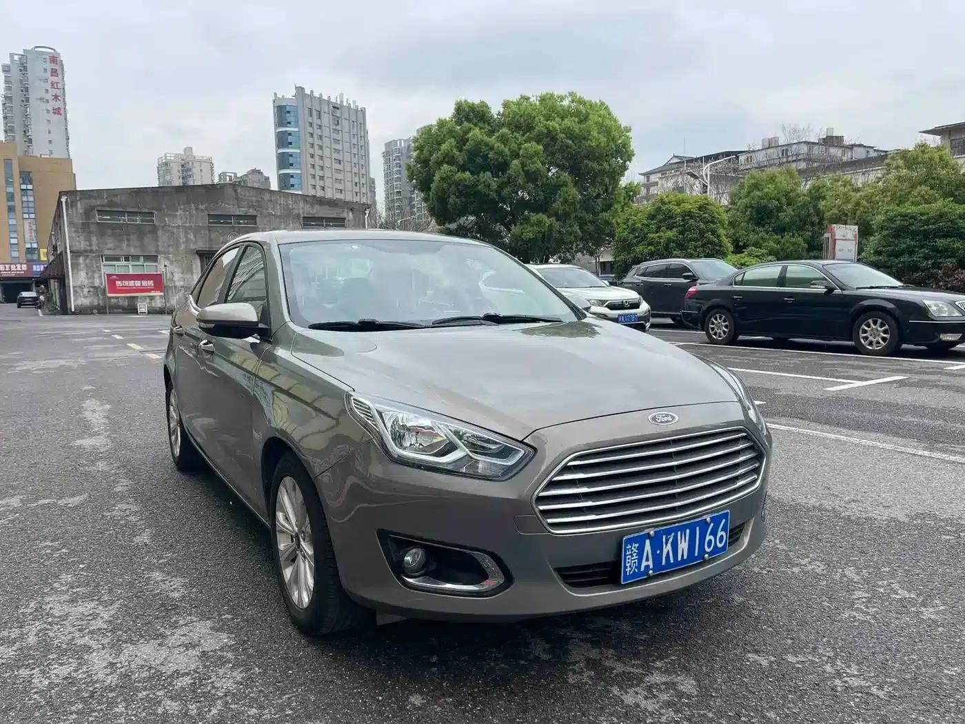 Ford Focus 2015 1.5L Automatic Fashion Edition — миниатюра 2