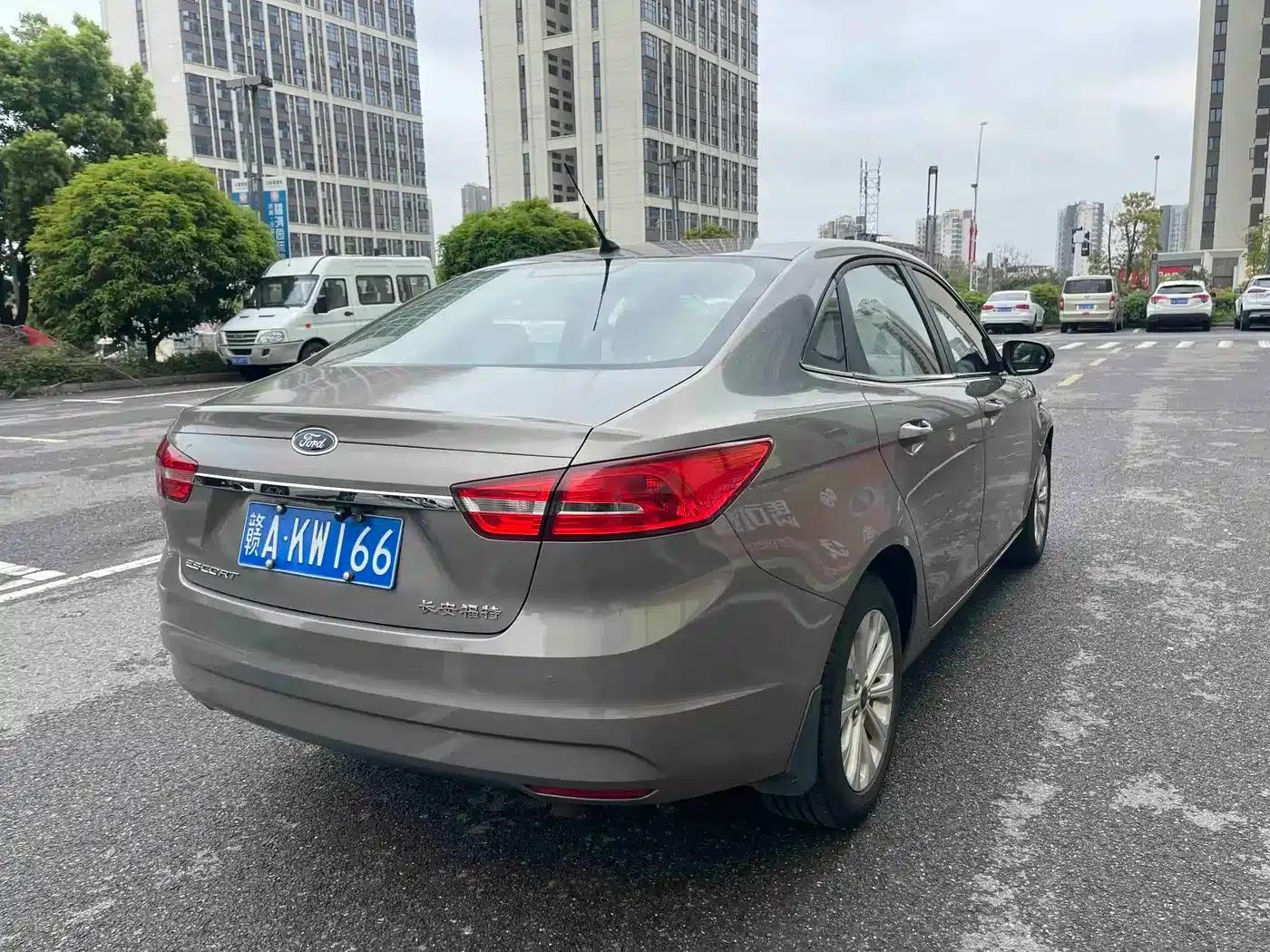 Ford Focus 2015 1.5L Automatic Fashion Edition — миниатюра 4