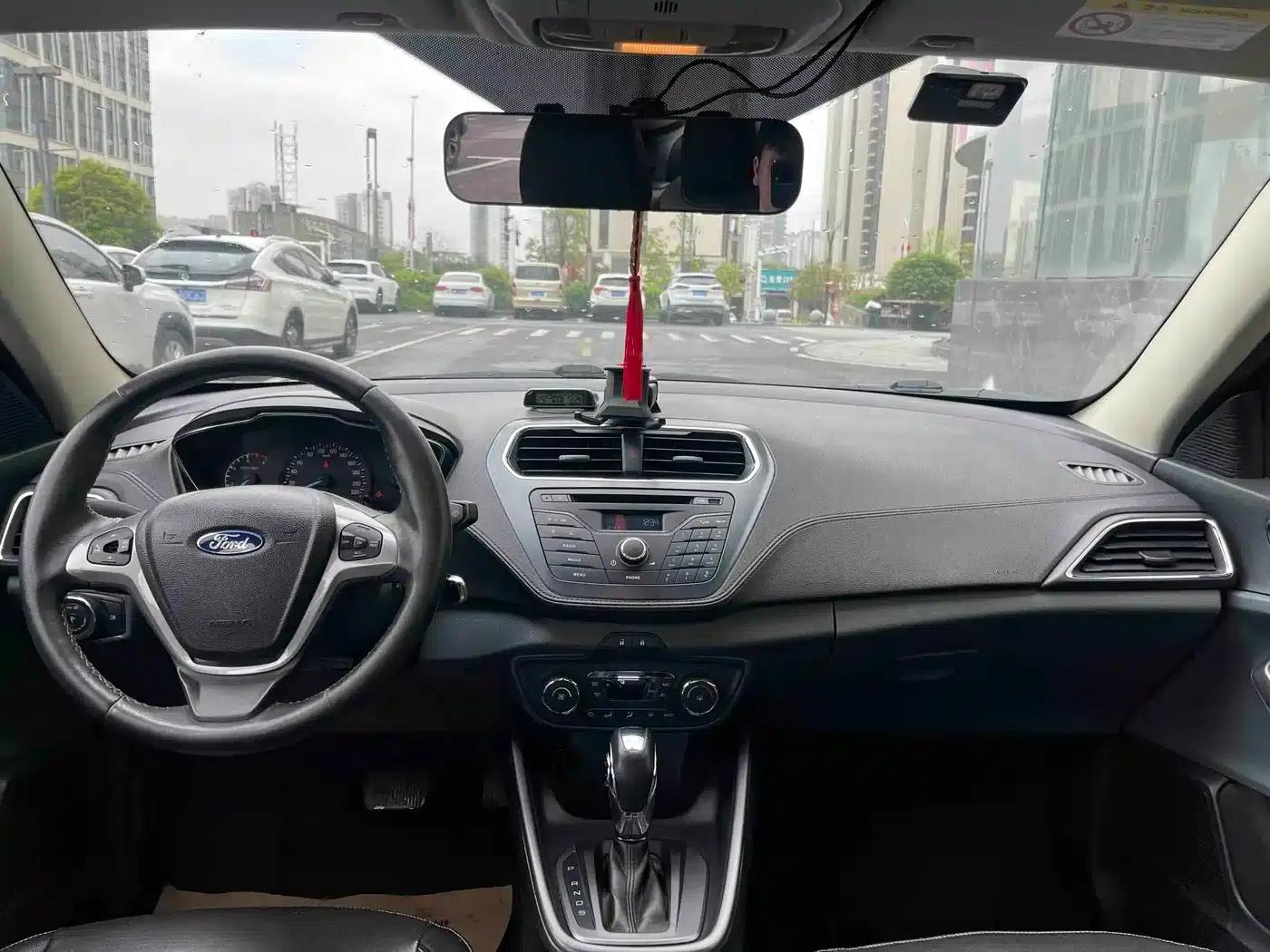 Ford Focus 2015 1.5L Automatic Fashion Edition — миниатюра 7