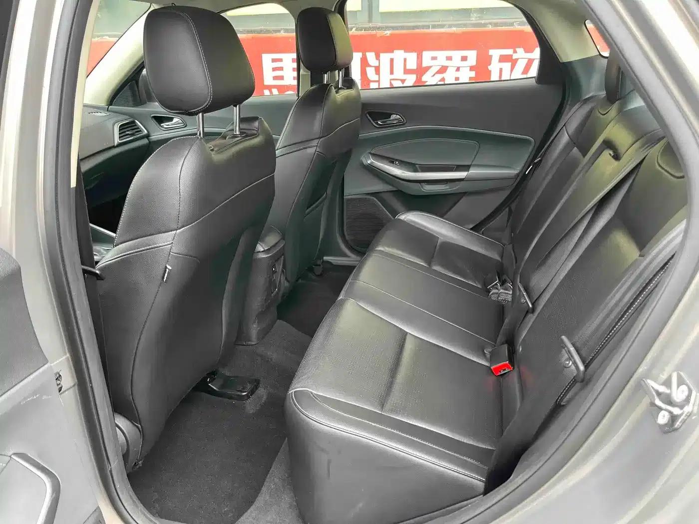 Ford Focus 2015 1.5L Automatic Fashion Edition — миниатюра 8