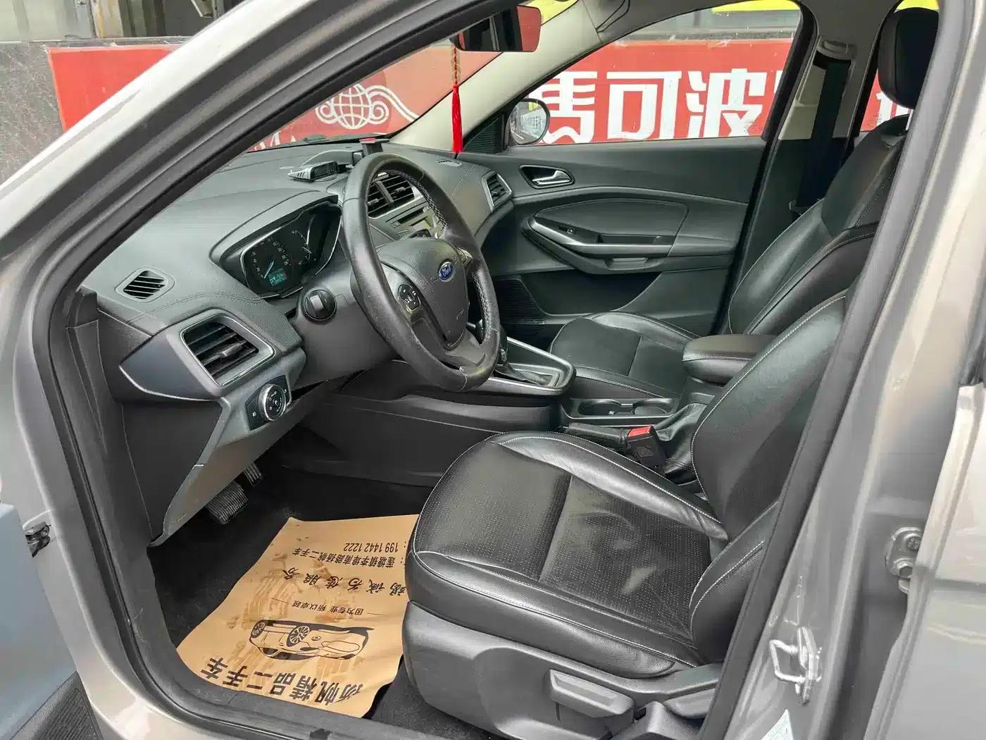 Ford Focus 2015 1.5L Automatic Fashion Edition — миниатюра 9