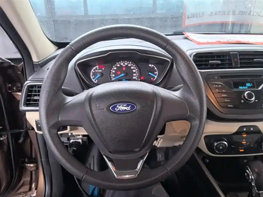 Ford Focus 2015 1.5L Automatic Comfort Model — миниатюра 11