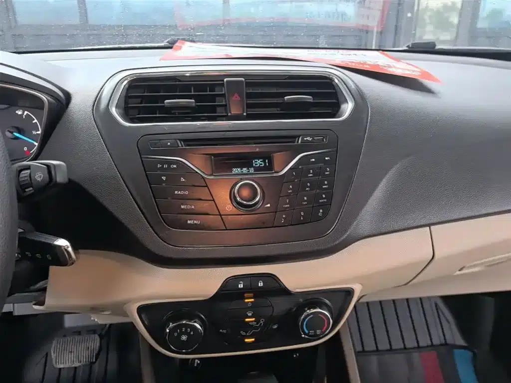 Ford Focus 2015 1.5L Automatic Comfort Model — миниатюра 13