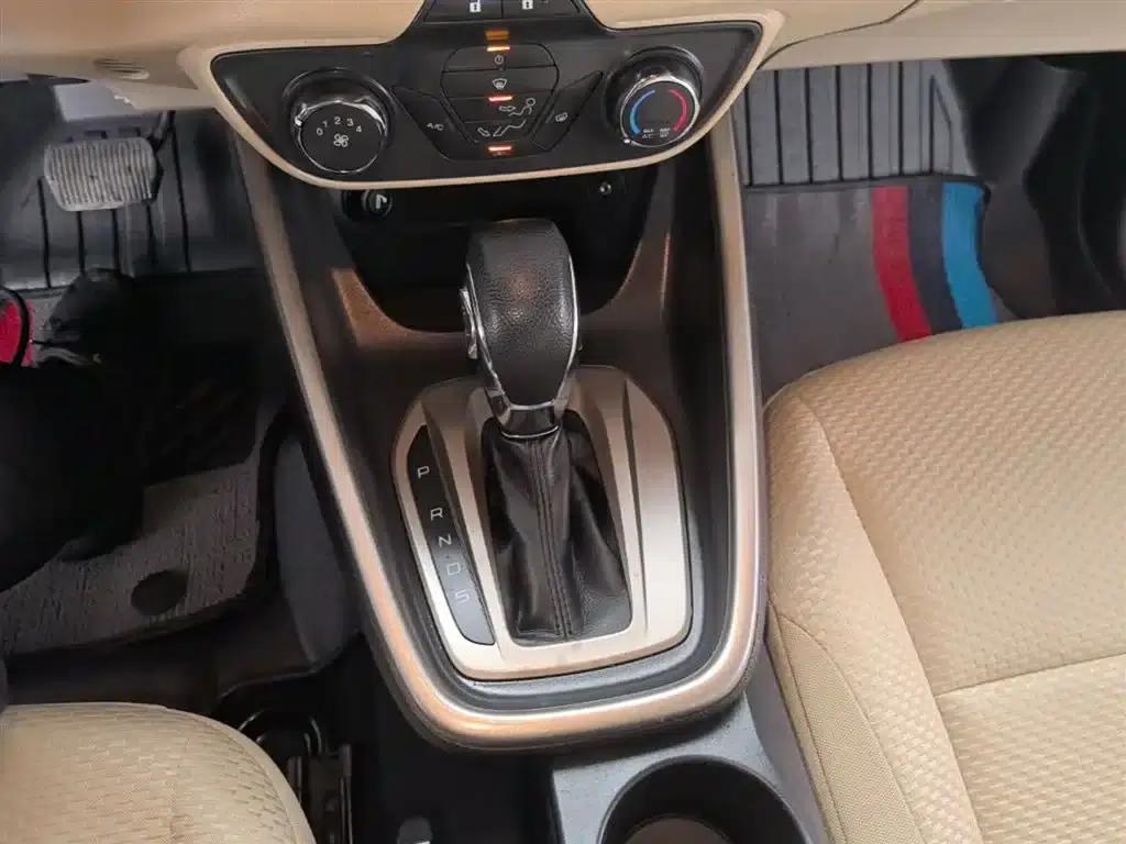 Ford Focus 2015 1.5L Automatic Comfort Model — миниатюра 14