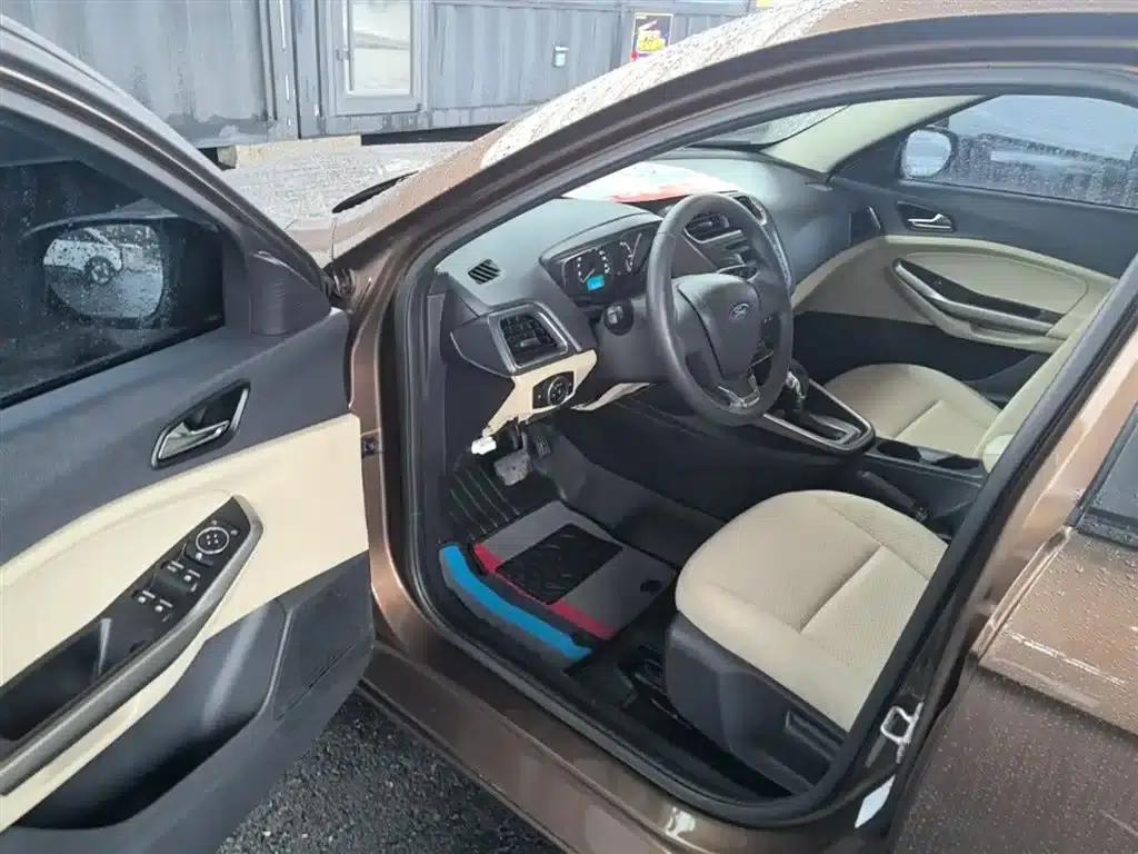 Ford Focus 2015 1.5L Automatic Comfort Model — миниатюра 16