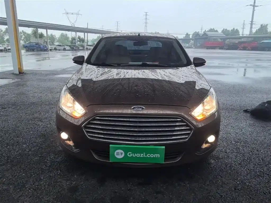 Ford Focus 2015 1.5L Automatic Comfort Model — миниатюра 3
