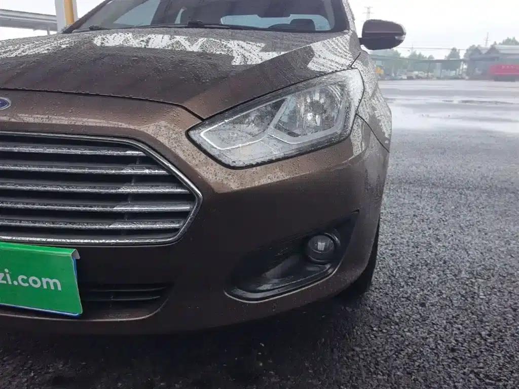 Ford Focus 2015 1.5L Automatic Comfort Model — миниатюра 24