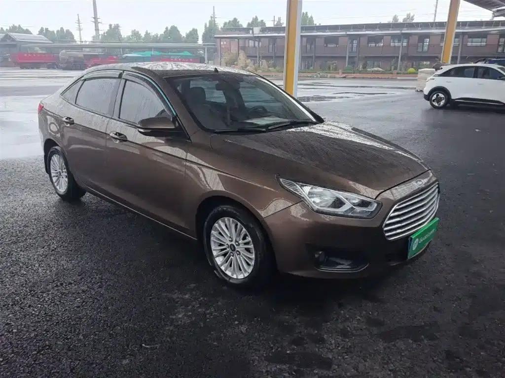 Ford Focus 2015 1.5L Automatic Comfort Model — миниатюра 4
