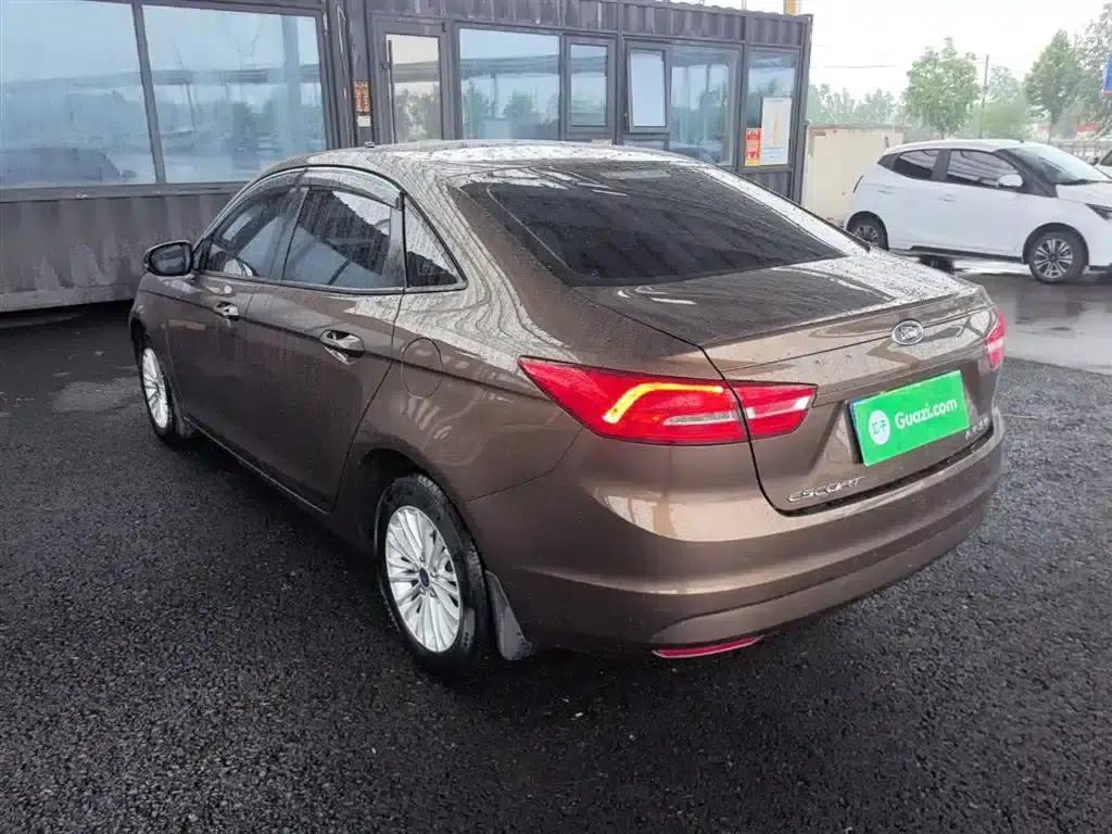 Ford Focus 2015 1.5L Automatic Comfort Model — миниатюра 5