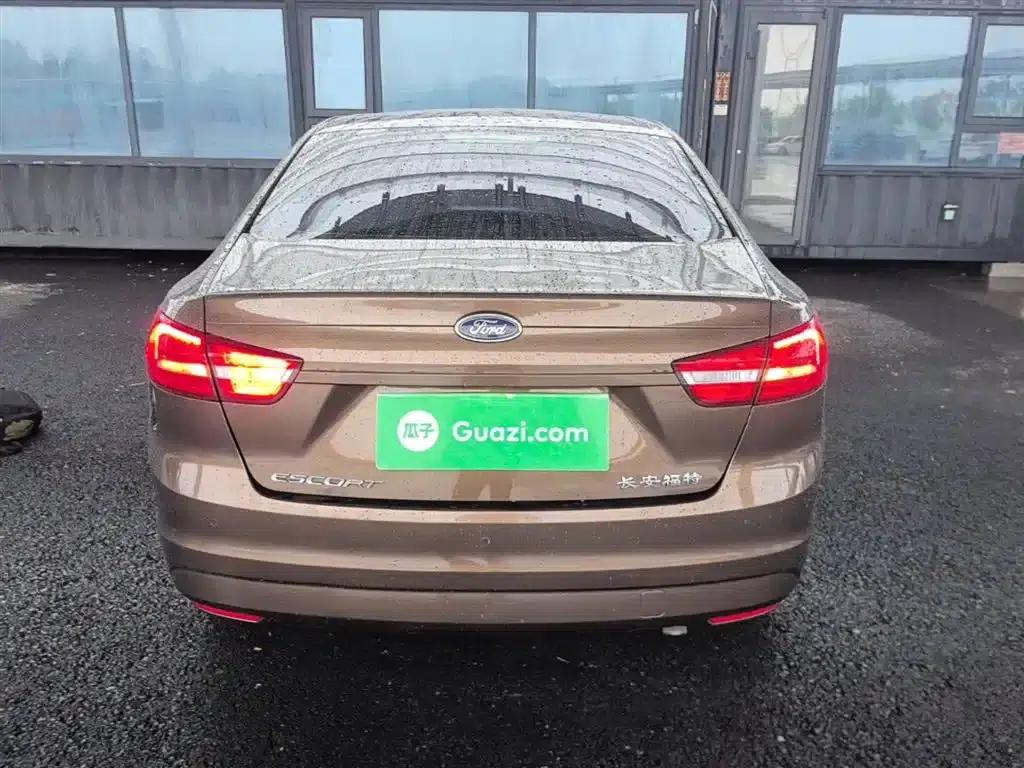 Ford Focus 2015 1.5L Automatic Comfort Model — миниатюра 6