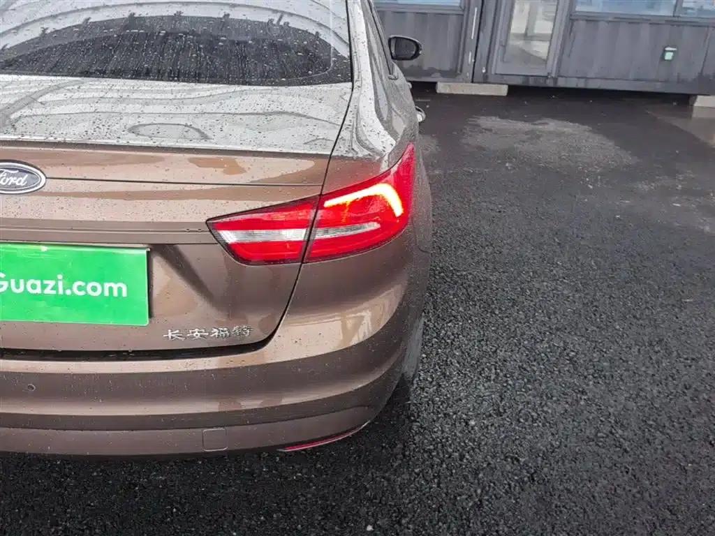 Ford Focus 2015 1.5L Automatic Comfort Model — миниатюра 8