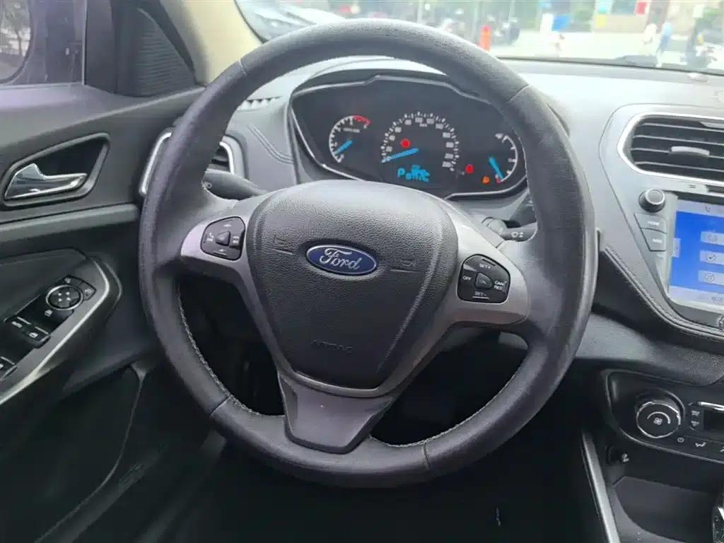 Ford Focus 2015 1.5L Automatic Fashion Edition — миниатюра 11