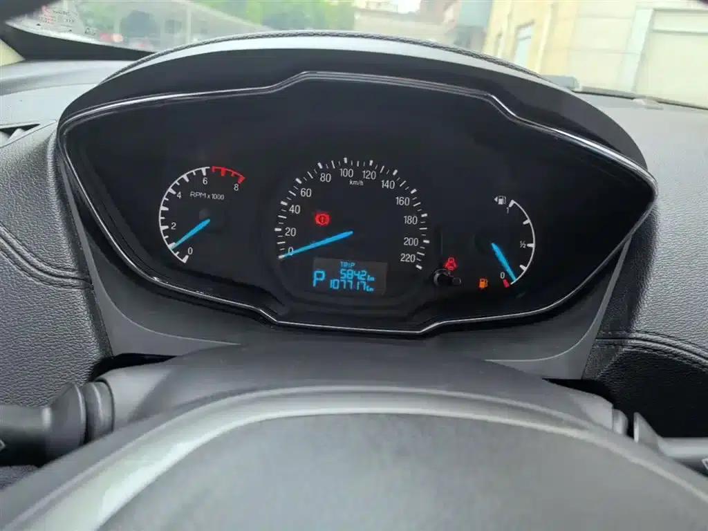 Ford Focus 2015 1.5L Automatic Fashion Edition — миниатюра 12