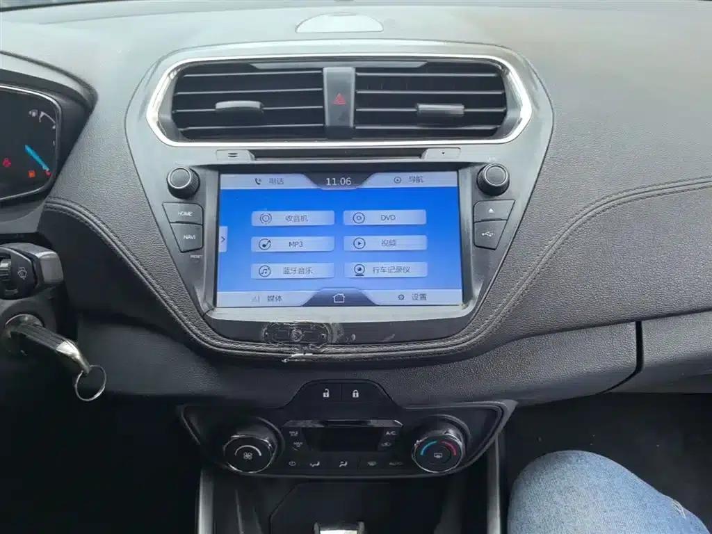 Ford Focus 2015 1.5L Automatic Fashion Edition — миниатюра 13