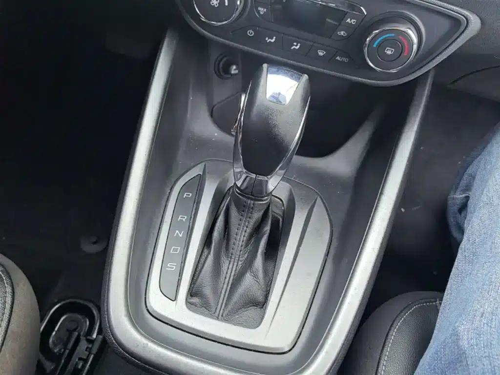 Ford Focus 2015 1.5L Automatic Fashion Edition — миниатюра 14