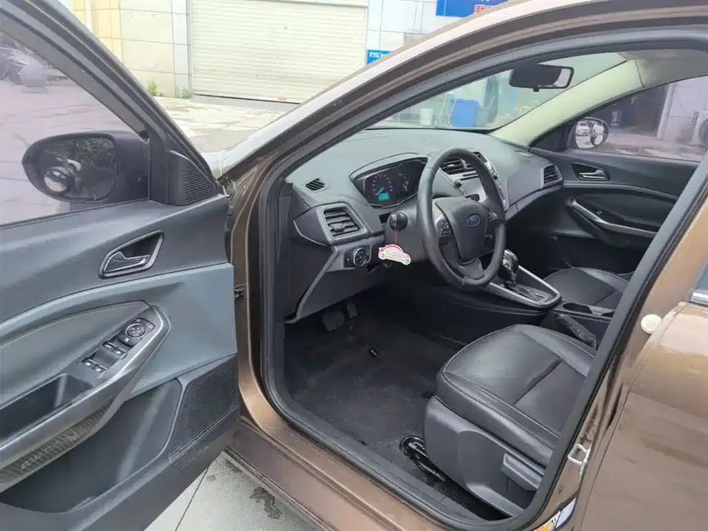 Ford Focus 2015 1.5L Automatic Fashion Edition — миниатюра 16