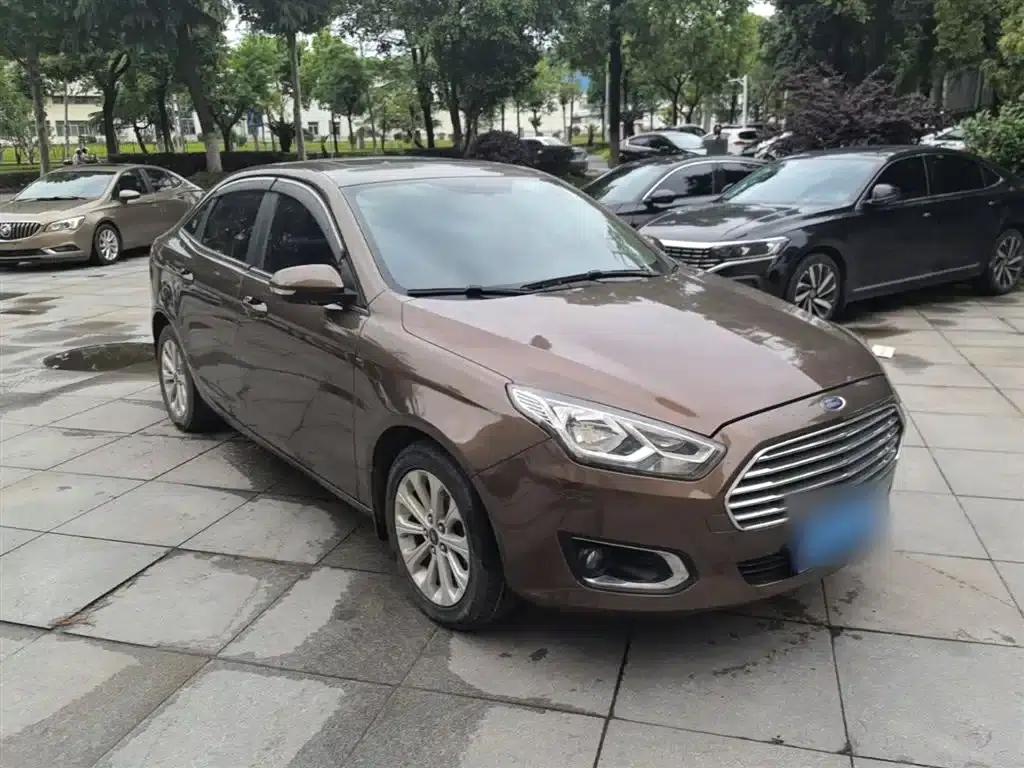 Ford Focus 2015 1.5L Automatic Fashion Edition — миниатюра 4