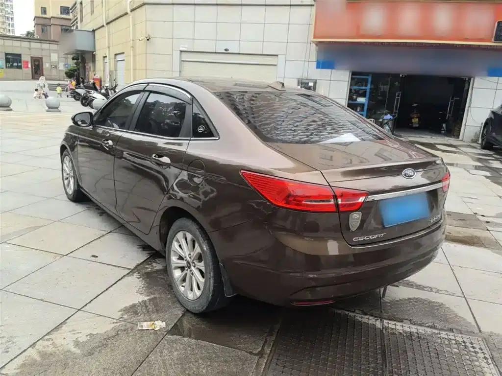 Ford Focus 2015 1.5L Automatic Fashion Edition — миниатюра 5