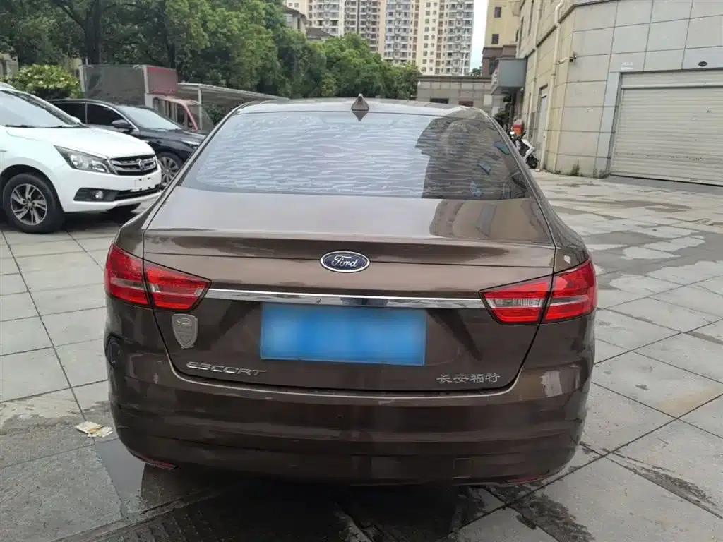 Ford Focus 2015 1.5L Automatic Fashion Edition — миниатюра 6
