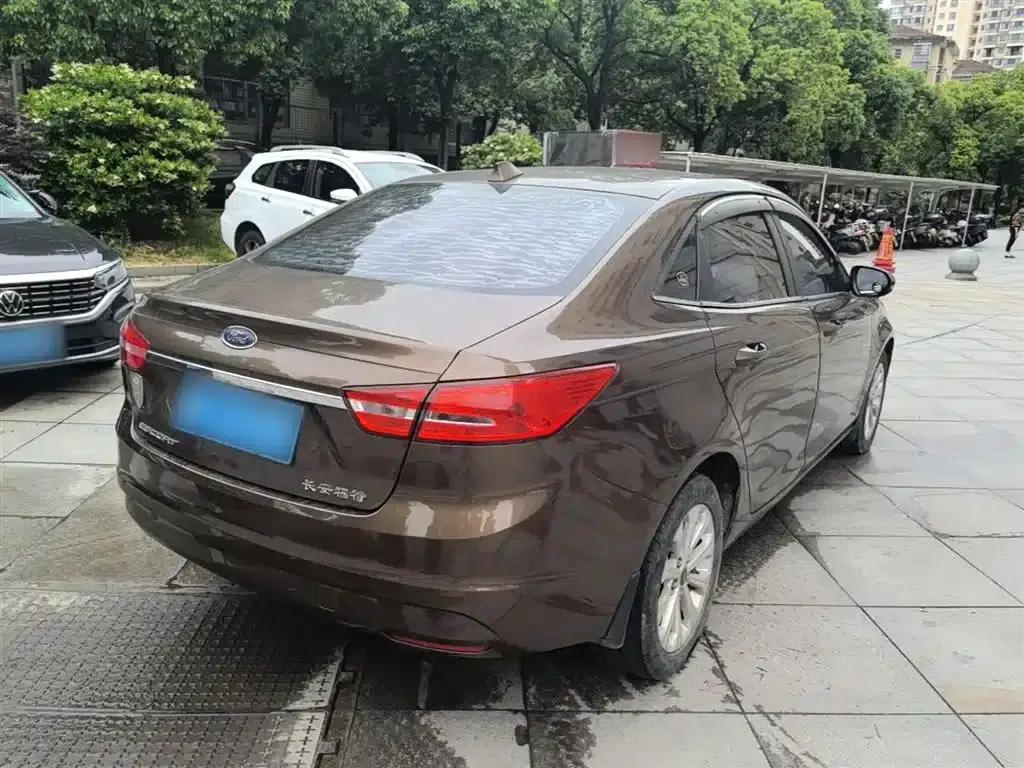 Ford Focus 2015 1.5L Automatic Fashion Edition — миниатюра 7