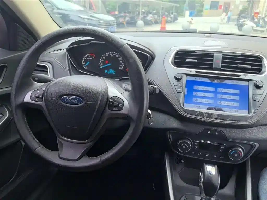 Ford Focus 2015 1.5L Automatic Fashion Edition — миниатюра 10