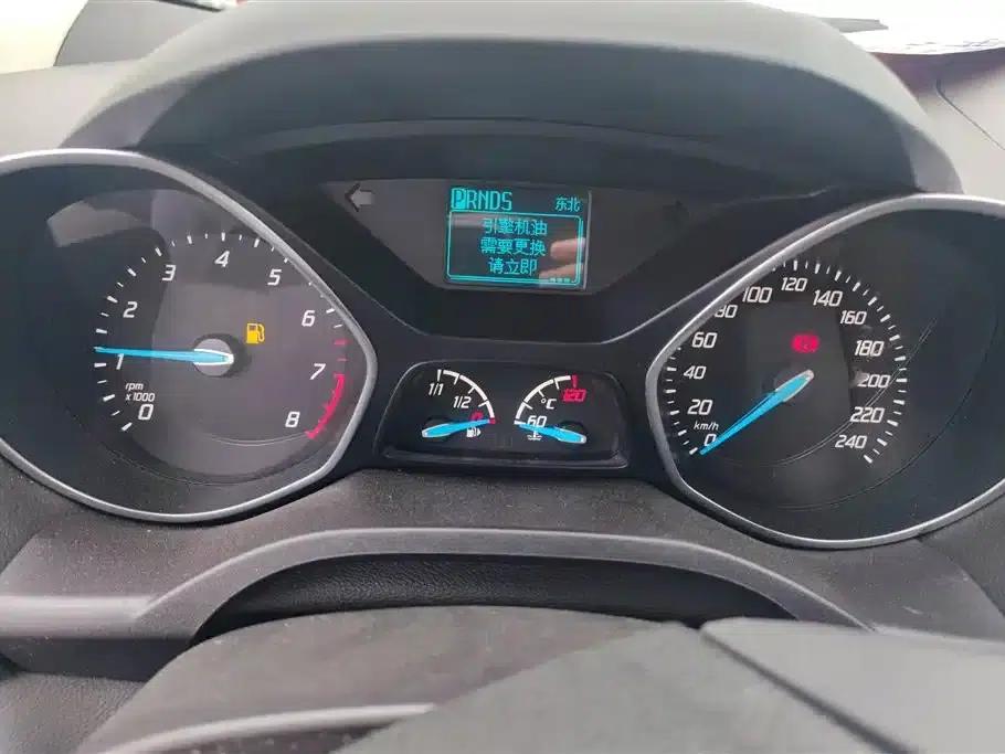 Ford Kuga 2015 1.5L GTDi 2WD Fashion Edition — миниатюра 14