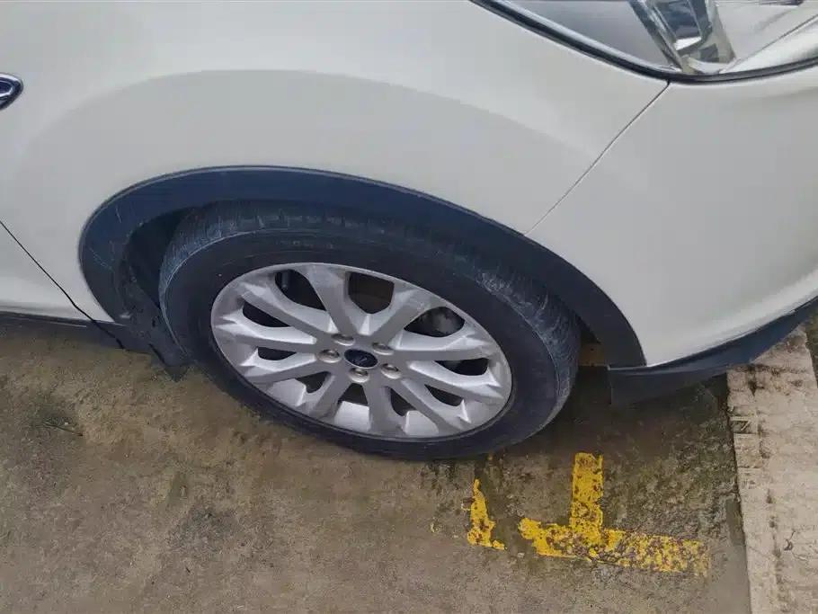 Ford Kuga 2015 1.5L GTDi 2WD Fashion Edition — миниатюра 6