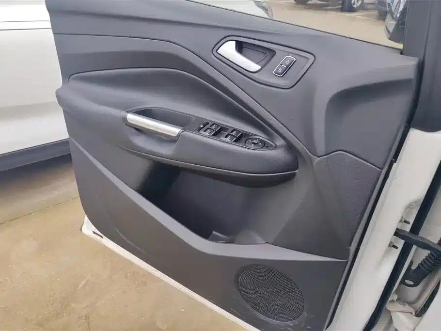Ford Kuga 2015 1.5L GTDi 2WD Fashion Edition — миниатюра 7