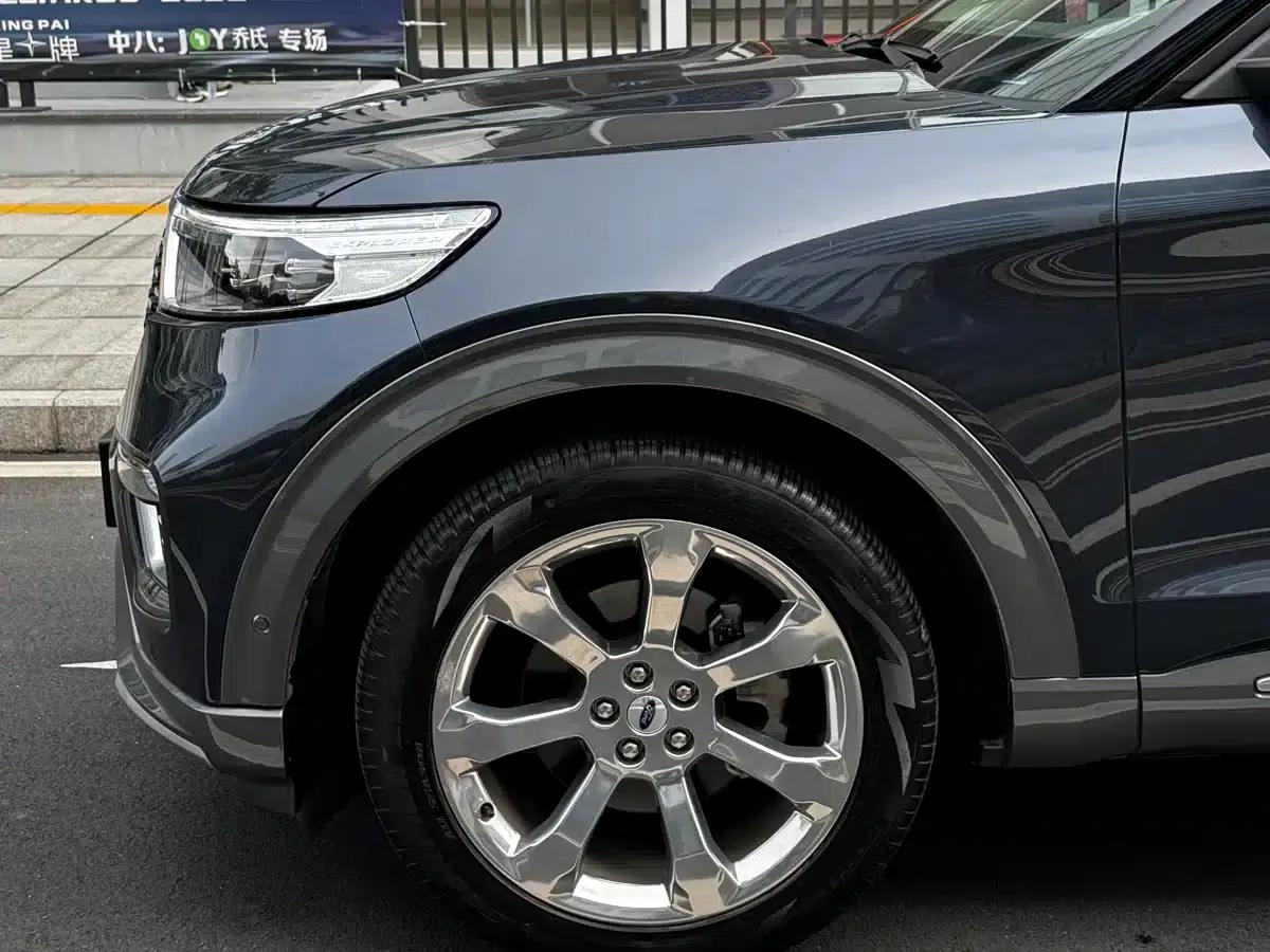2020 Ford Explorer EcoBoost 285 AWD Platinum Edition 7-seater — миниатюра 3
