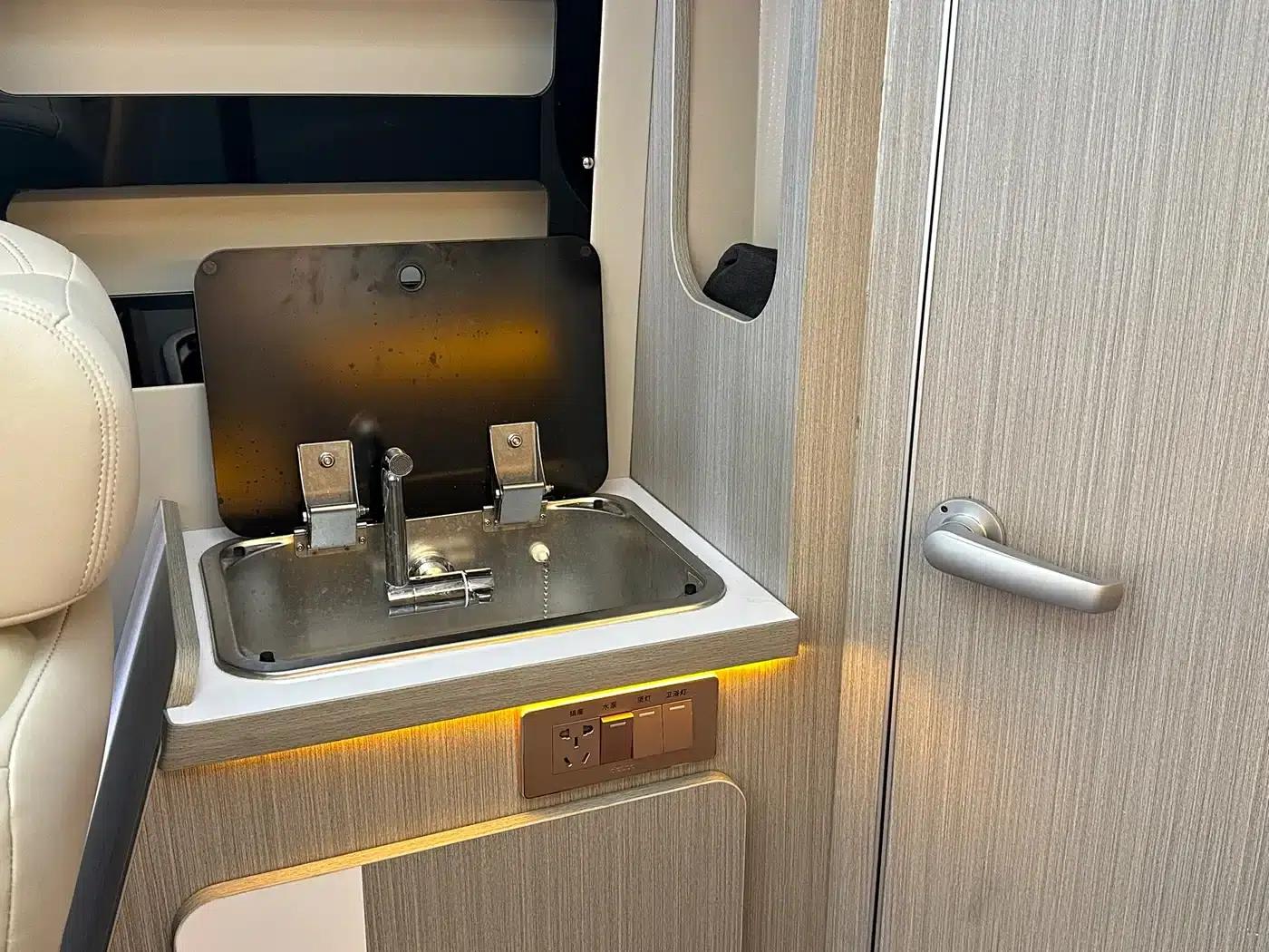 Ford Transit 2020 2.0T Gasoline Automatic Multi-functional Commercial Vehicle, Low Roof, Double Tailgate, China VI Emission Standard — миниатюра 11