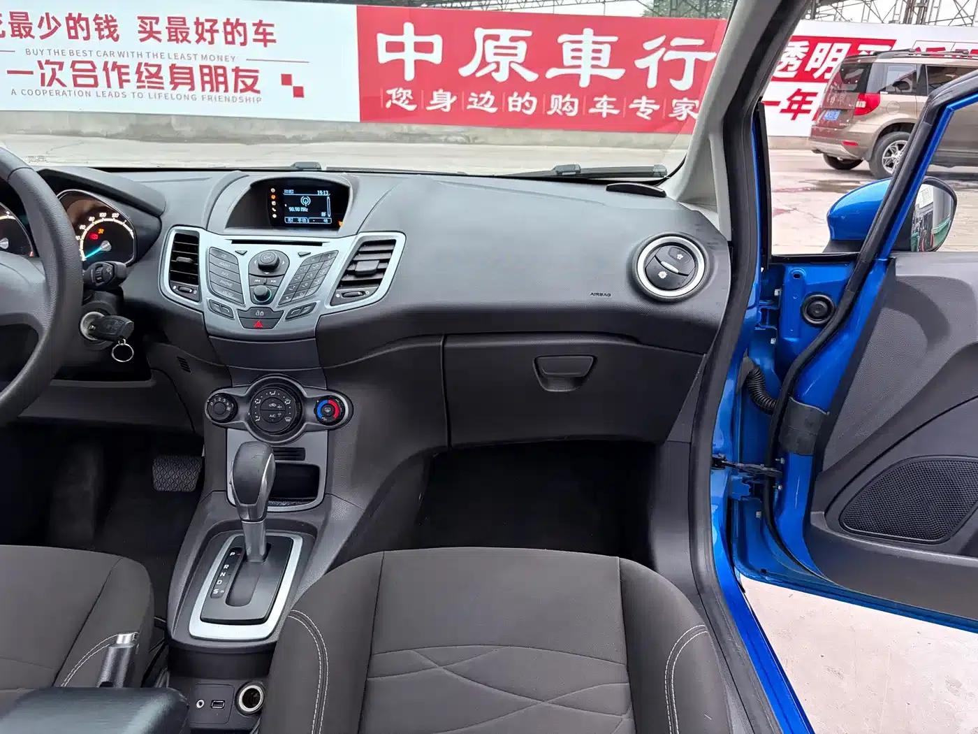 2013 Ford Fiesta Hatchback 1.5L Automatic Fashion Edition — миниатюра 11